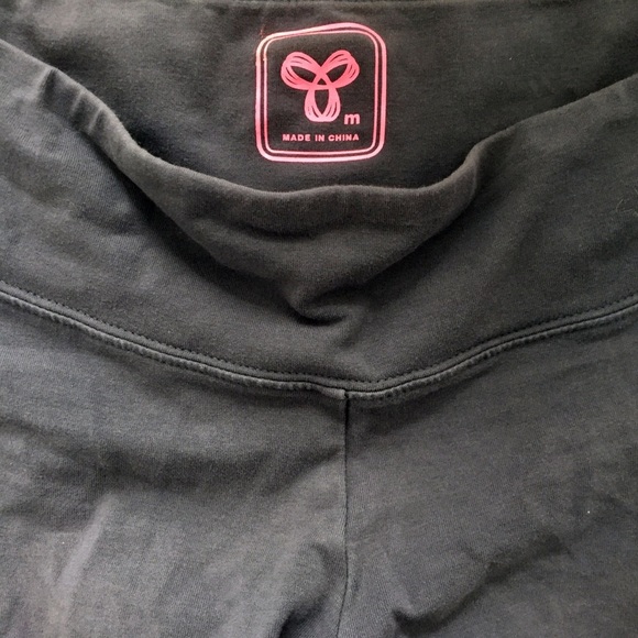 ARITZIA TNA grey crop leggings with pink logo sz M - Picture 3 of 4